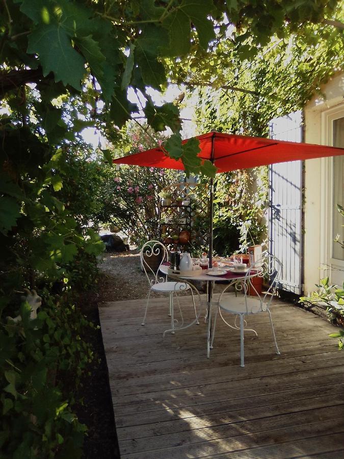 Le Domaine De Belle Acomodação com café da manhã LʼIsle-sur-la-Sorgue Exterior foto