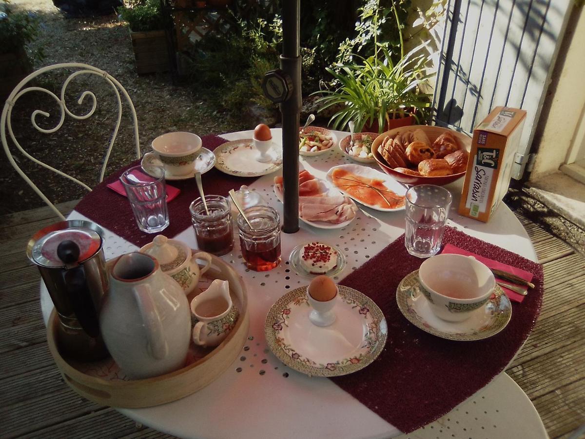 Le Domaine De Belle Acomodação com café da manhã LʼIsle-sur-la-Sorgue Exterior foto
